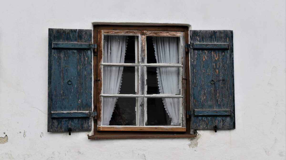 Ancienne fenêtre en bois dans un mur blanc, avec son dormant d'origine